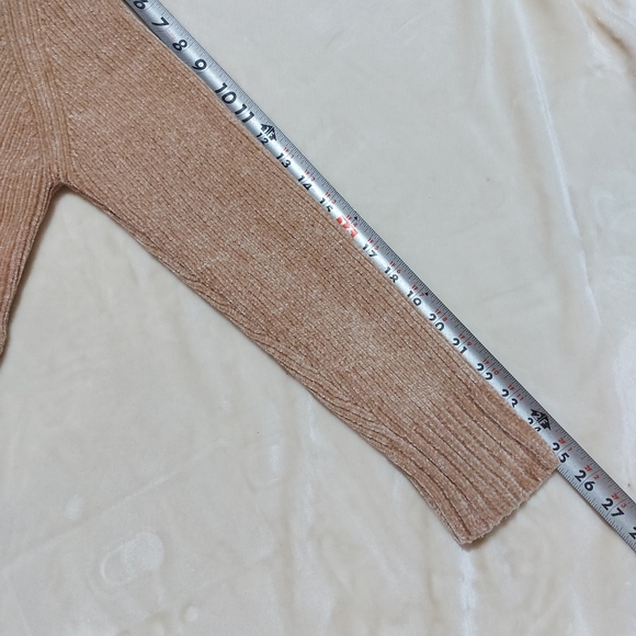 Divided V-neck Cropped Long Sleeve Sweater - Picture 3 of 7